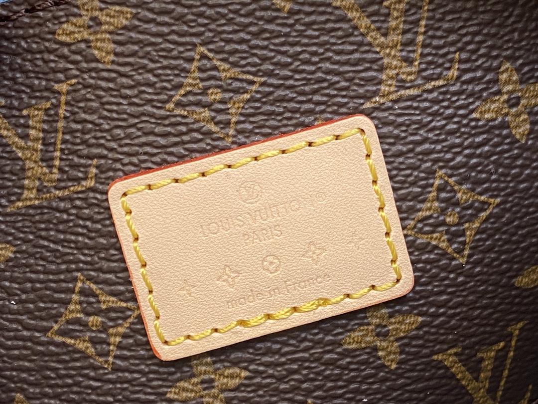 l**is V*t*n croissant m24021-21 x 13 x 7cm