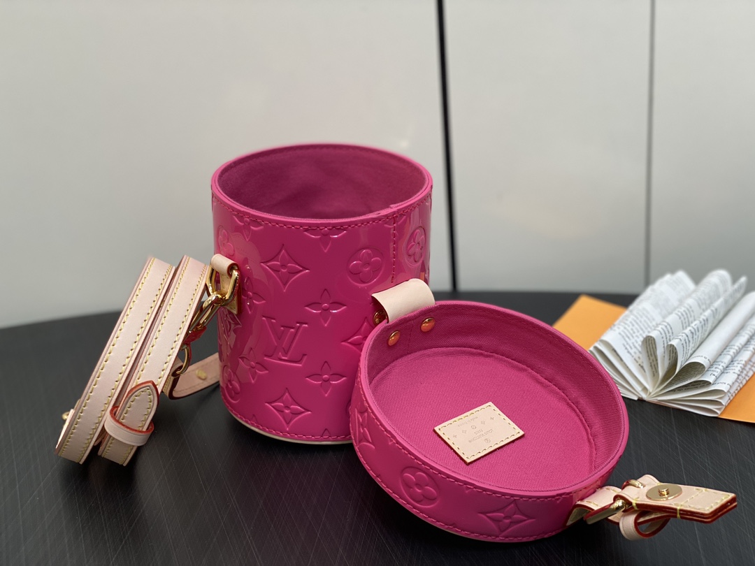 l**is V*t*n astor bag m24099-12 x 14.2 x 12cm