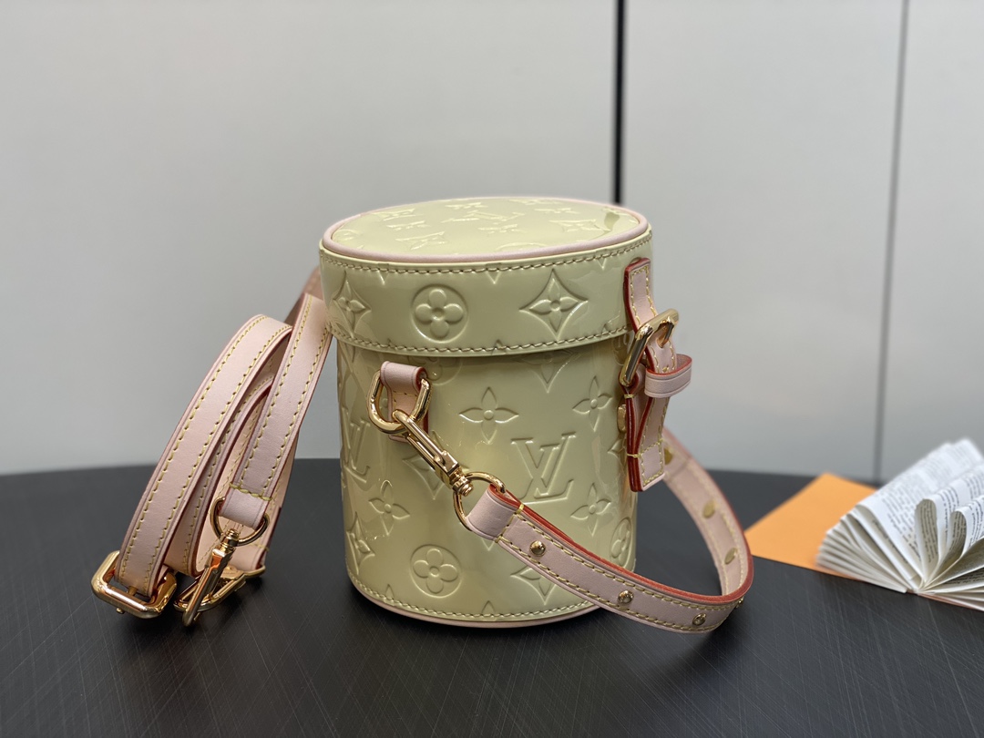 l**is V*t*n astor bag m24099-12 x 14.2 x 12cm