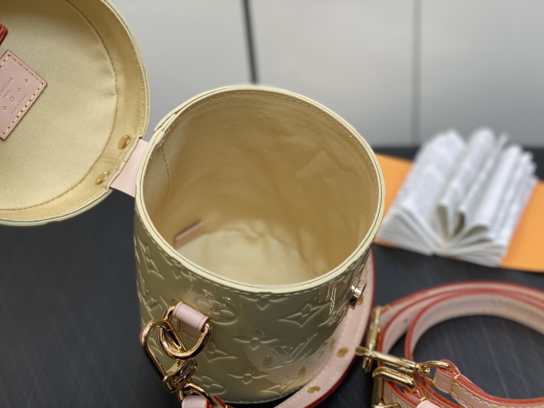 l**is V*t*n astor bag m24099-12 x 14.2 x 12cm