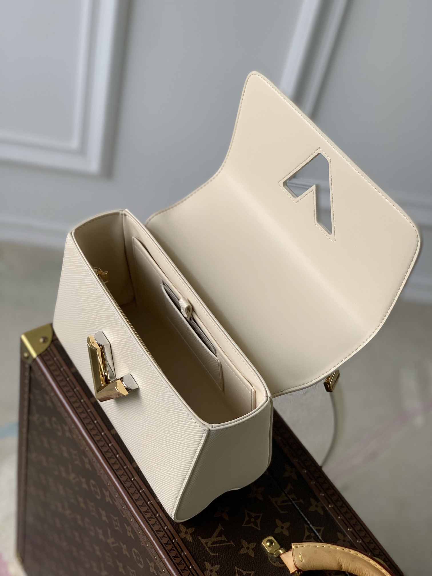 l**is V*t*n twist mm-23*18*8cm