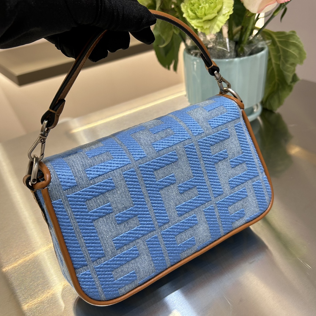 F**di baguette bag-19x10x4cm