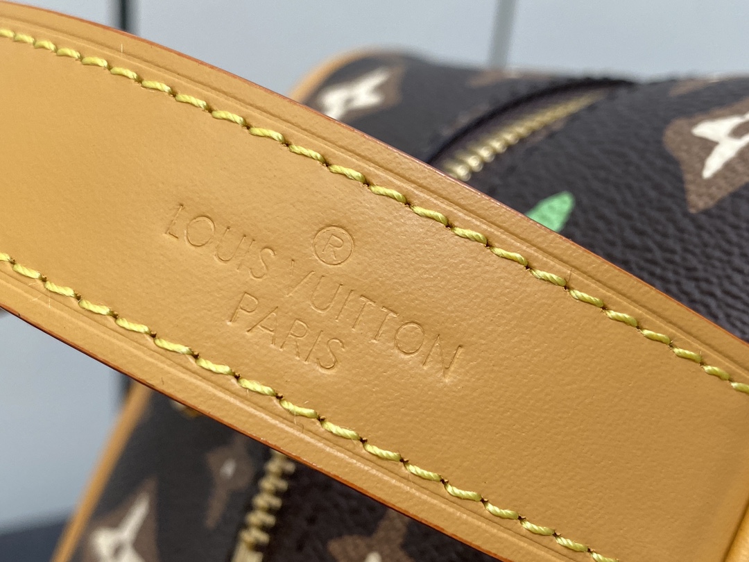 l**is V*t*n locker dopp kit pouch -23 x 13 x 12cm