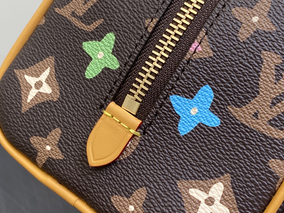 l**is V*t*n locker dopp kit pouch -23 x 13 x 12cm