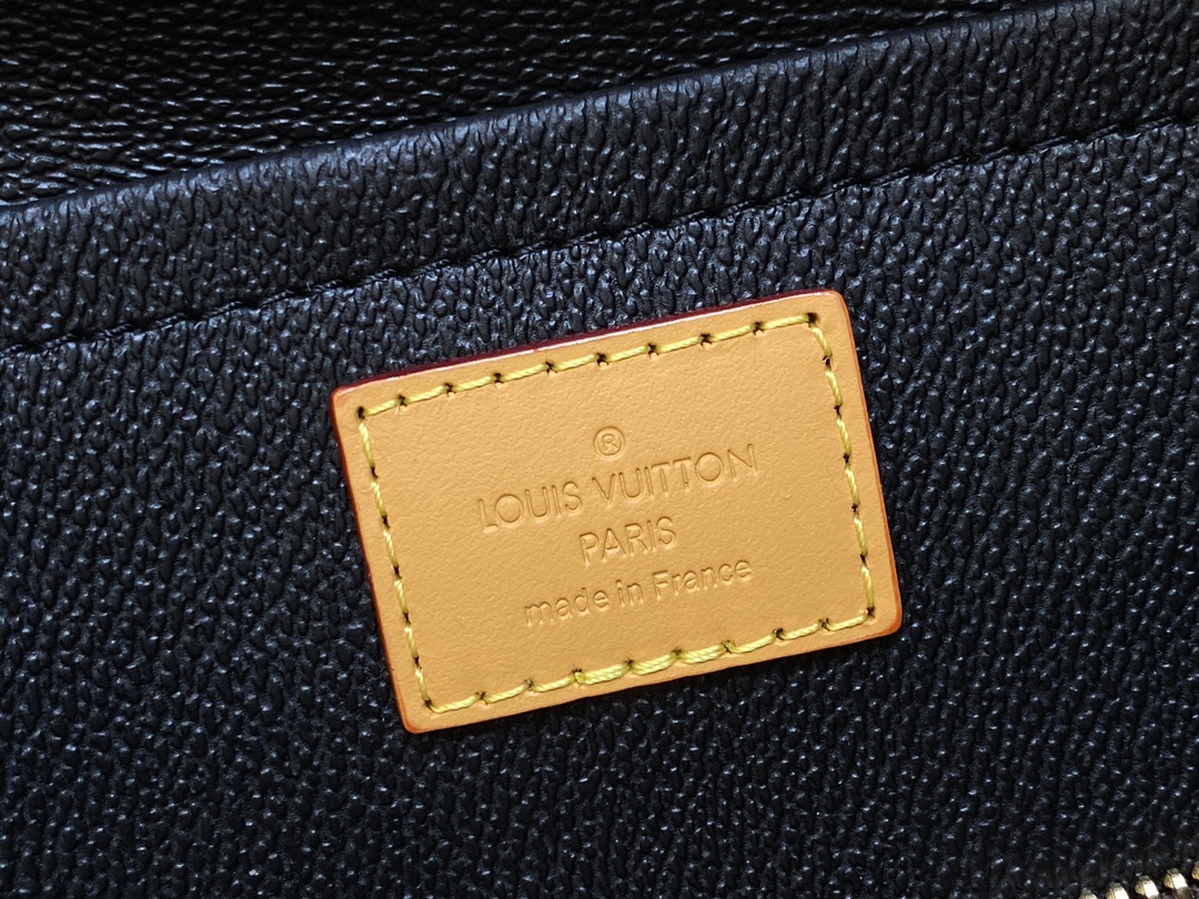 l**is V*t*n locker dopp kit pouch -23 x 13 x 12cm