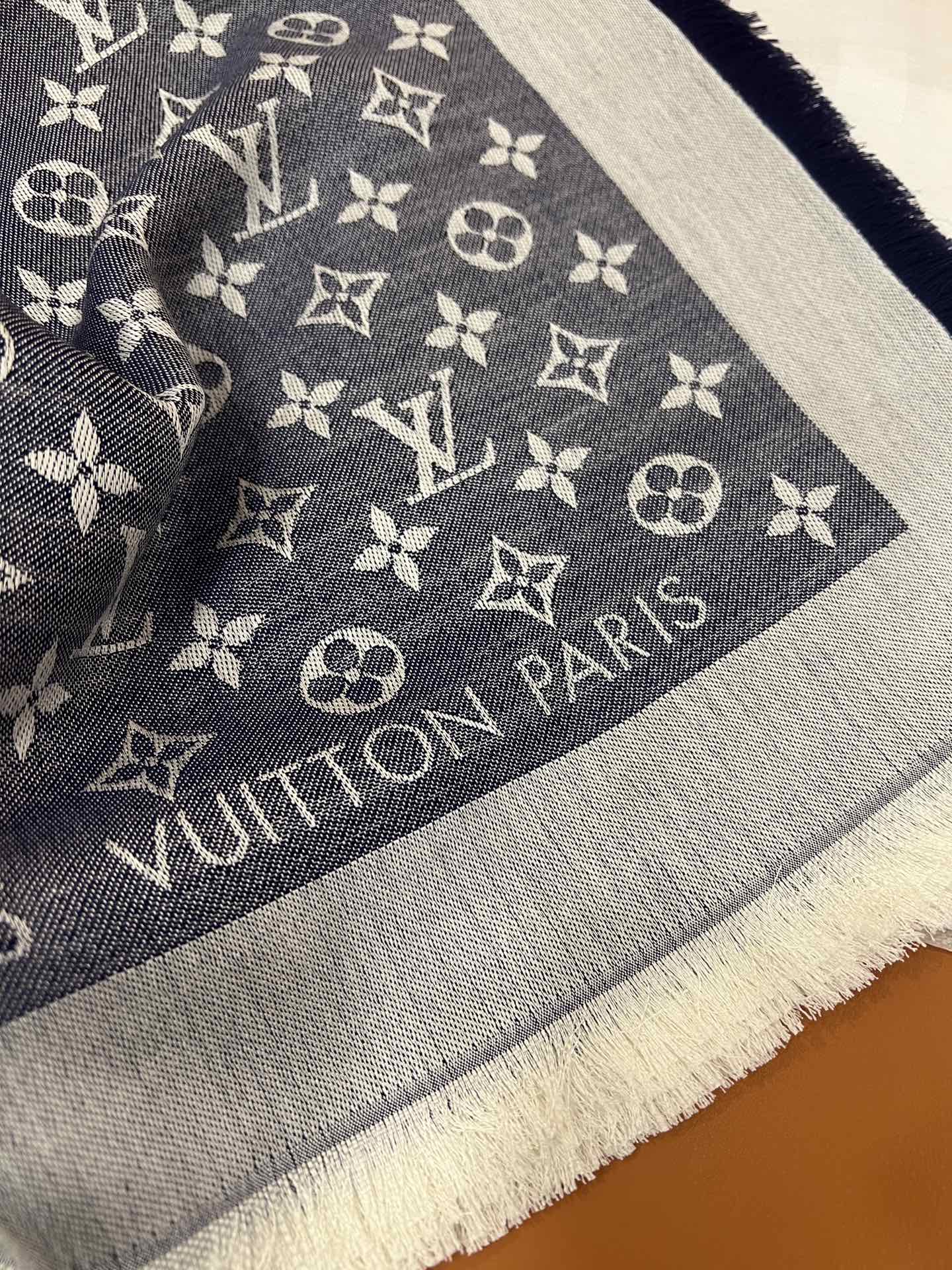 l**is V*t*n scarf