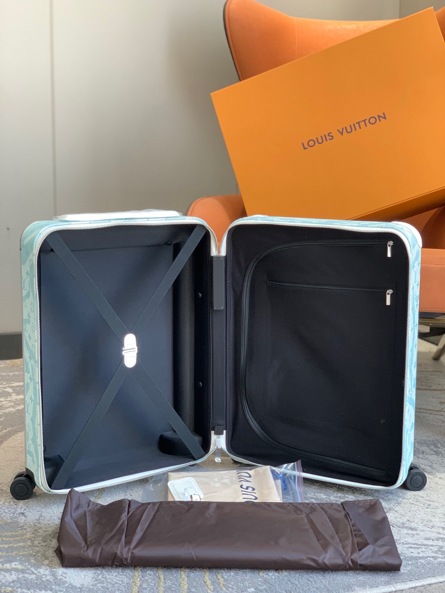 l**is V*t*n horizon 55-‭38*55*21cm