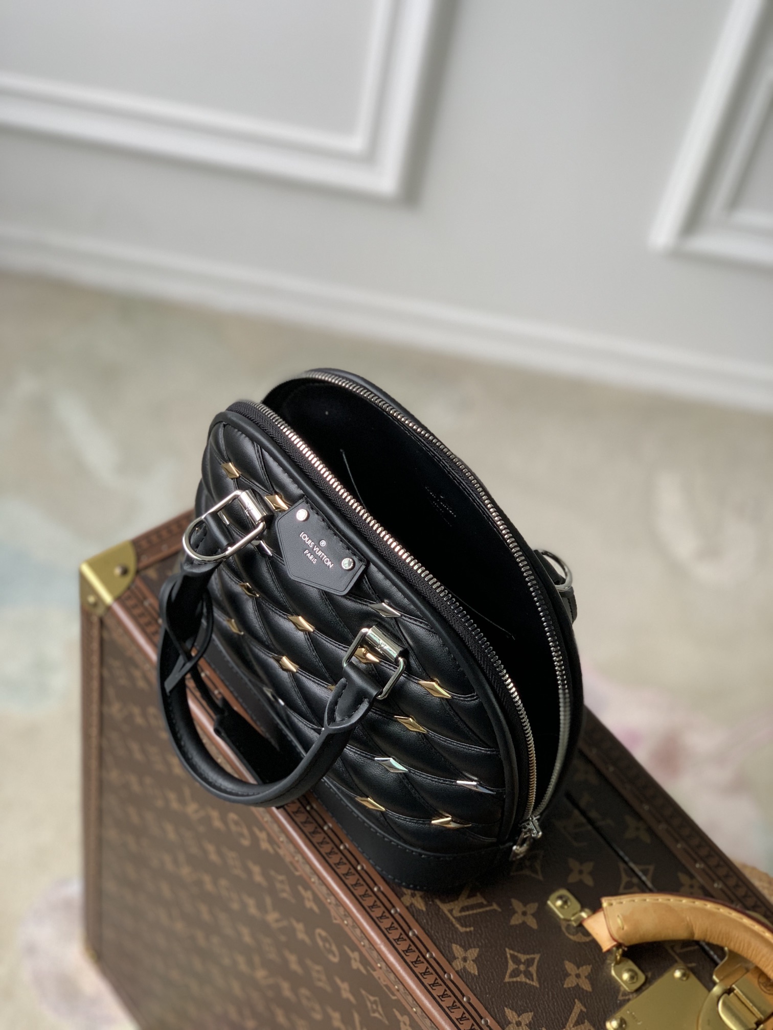 l**is V*t*n alma bb m24062-23.5 x 17.5 x 11.5cm