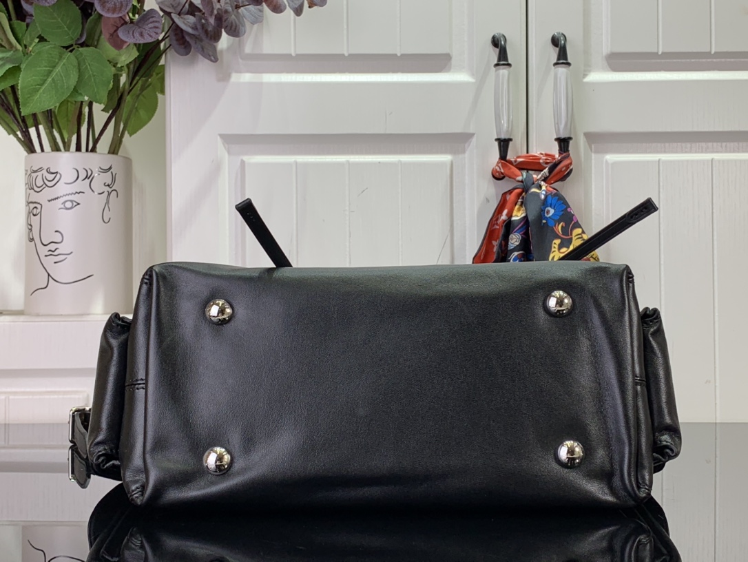 l**is V*t*n carryall cargo×33.5 x 23 x 15cm