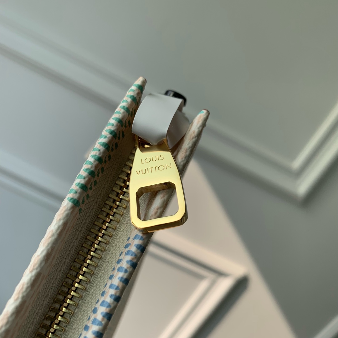 l**is V*t*n pochette accessoires-26x20cm