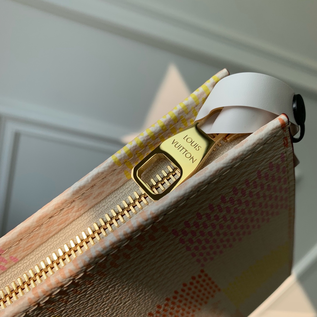 l**is V*t*n pochette accessoires-26x20cm