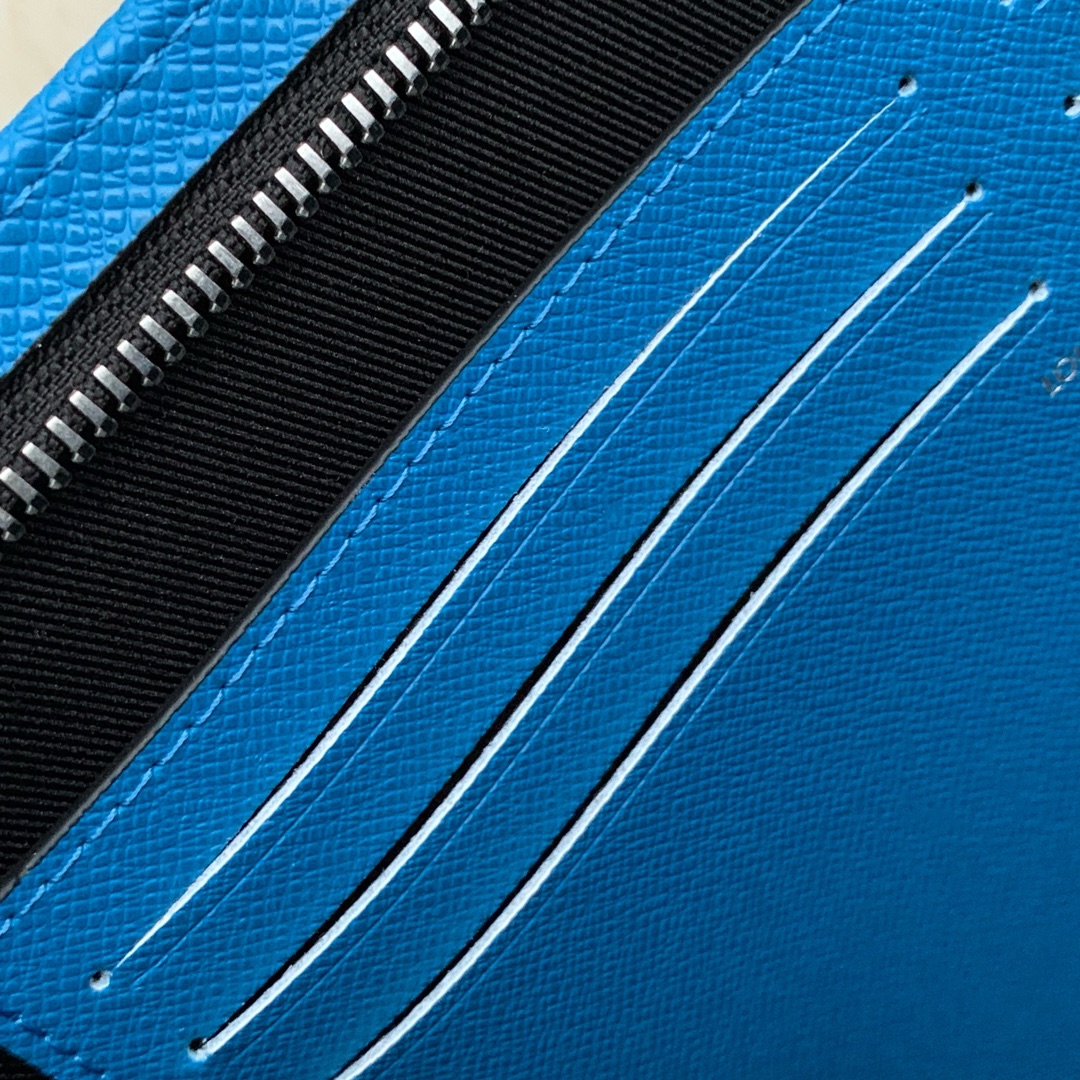 l**is V*t*n pochette accessoires-26x20cm