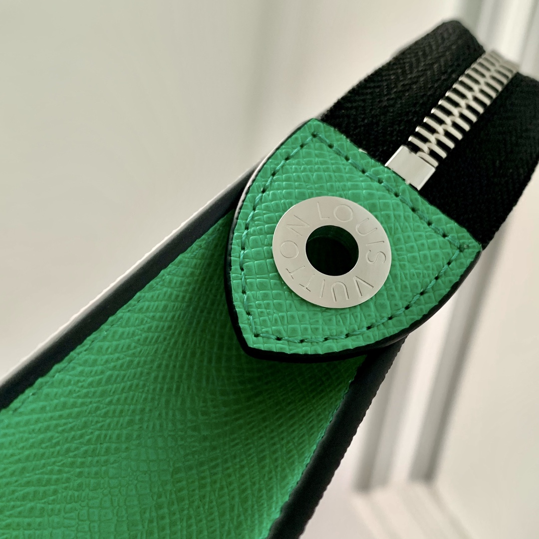 l**is V*t*n pochette accessoires-26x20cm