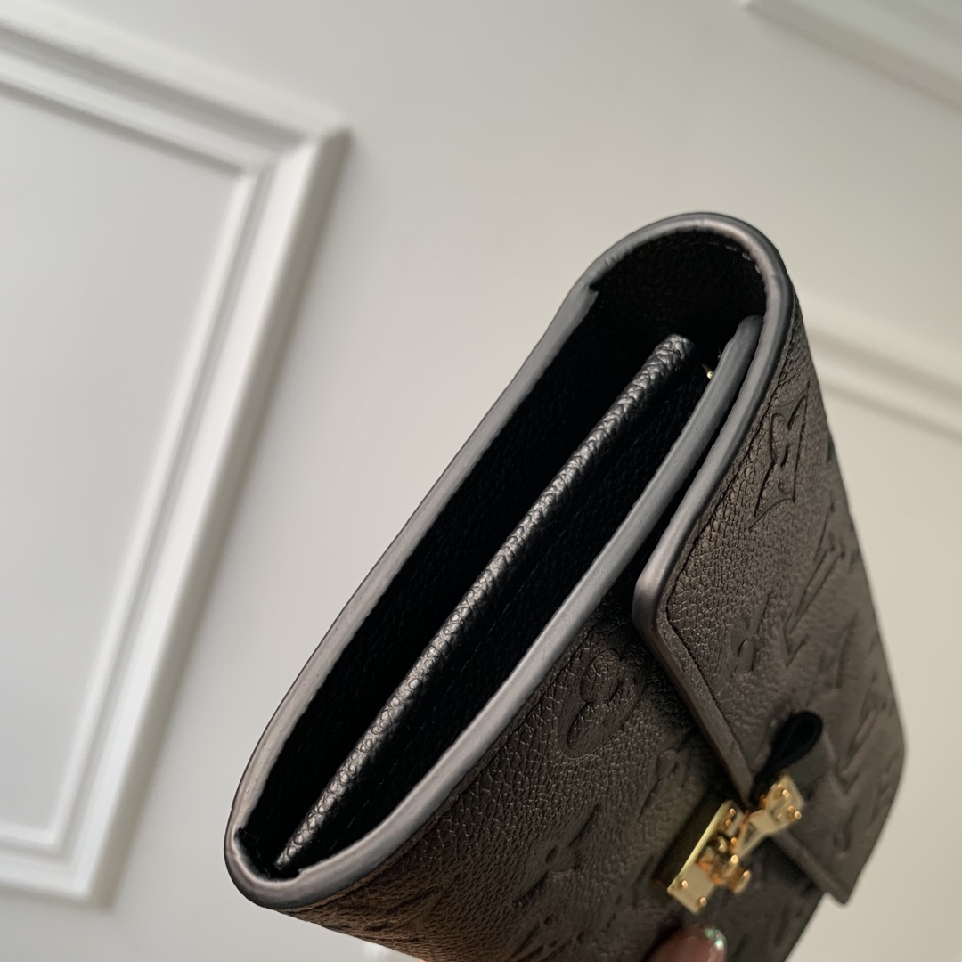 l**is V*t*n wallet-19*11*3cm