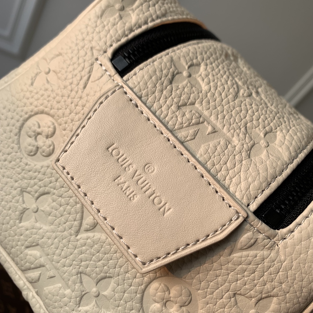 l**is V*t*n locker dopp kit pouch -28 x 15 x 16.5cm