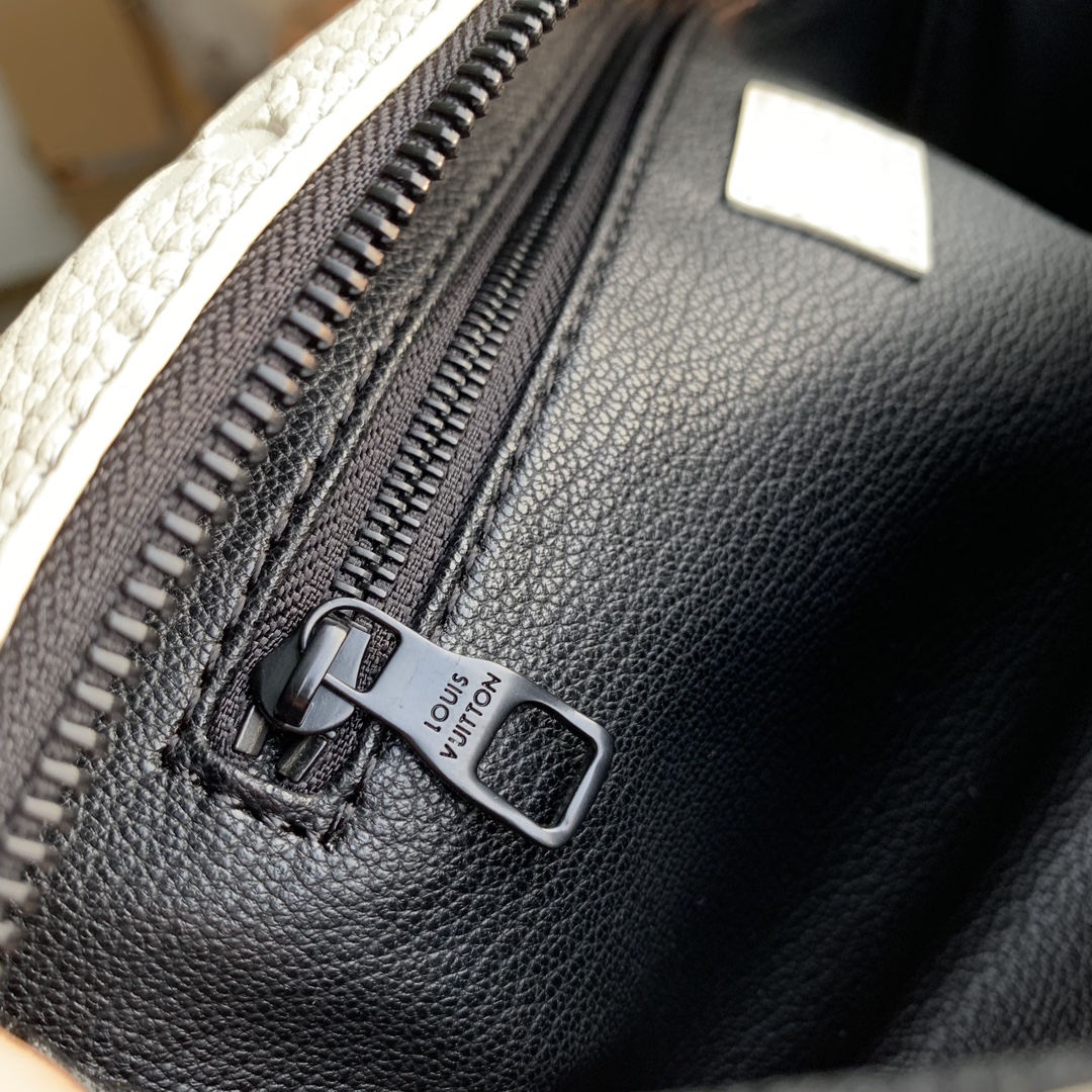 l**is V*t*n locker dopp kit pouch -28 x 15 x 16.5cm