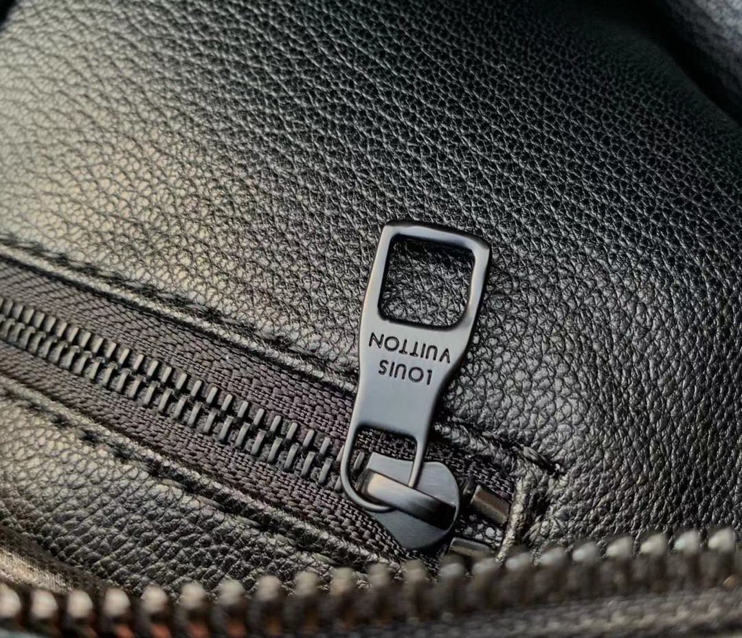 l**is V*t*n locker dopp kit pouch -28 x 15 x 16.5cm