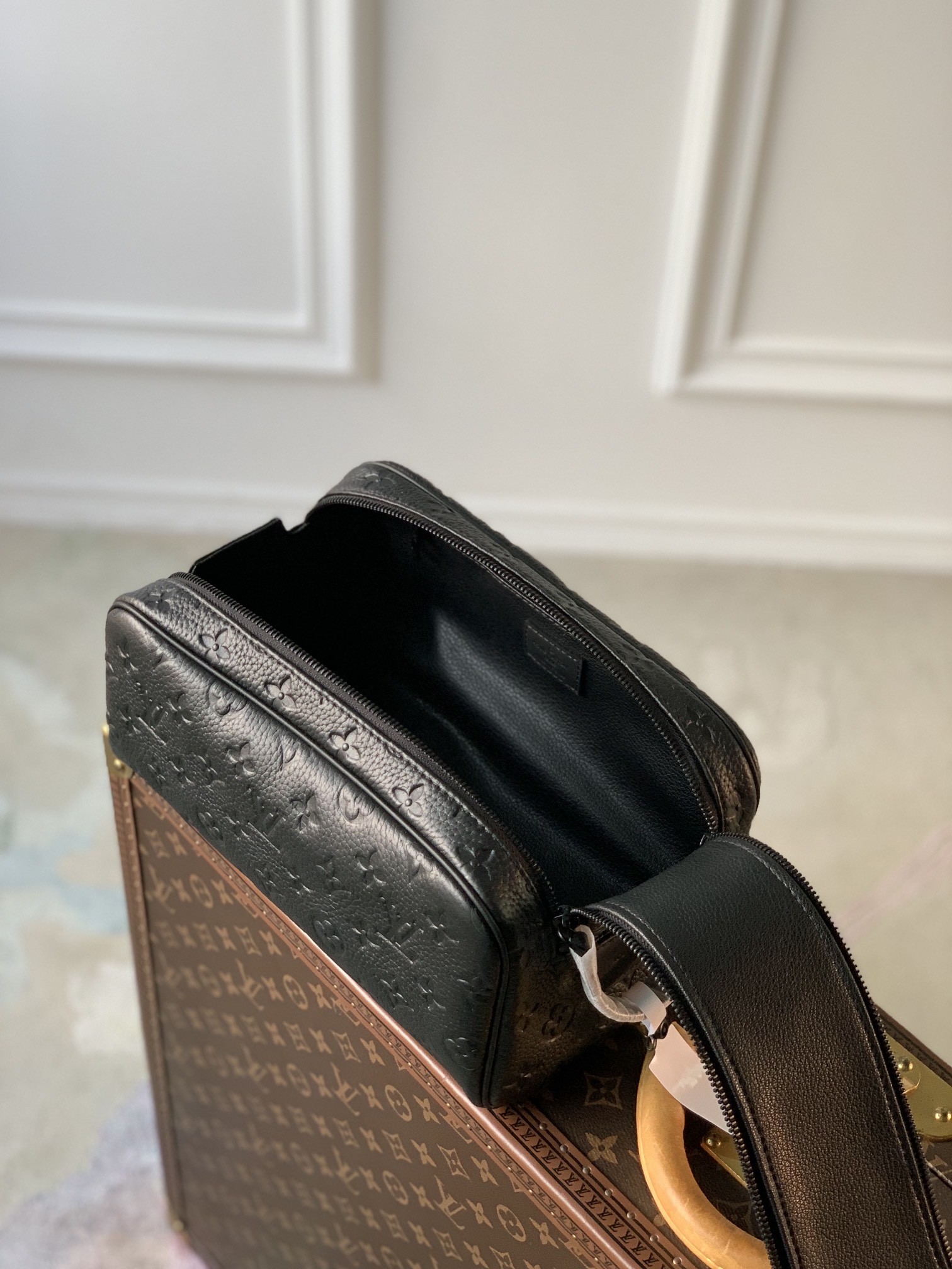 l**is V*t*n locker dopp kit pouch -28 x 15 x 16.5cm