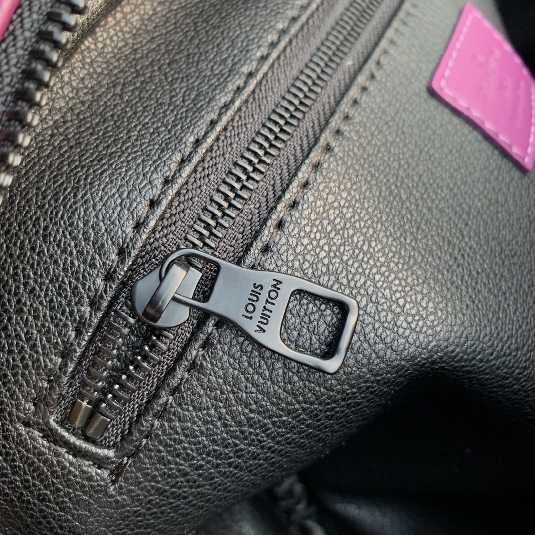 l**is V*t*n locker dopp kit pouch -28 x 15 x 16.5cm