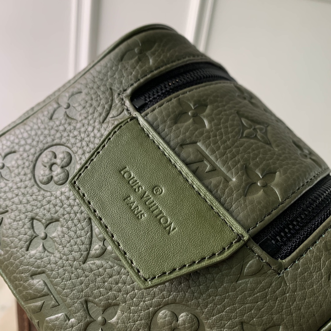 l**is V*t*n locker dopp kit pouch -28 x 15 x 16.5cm