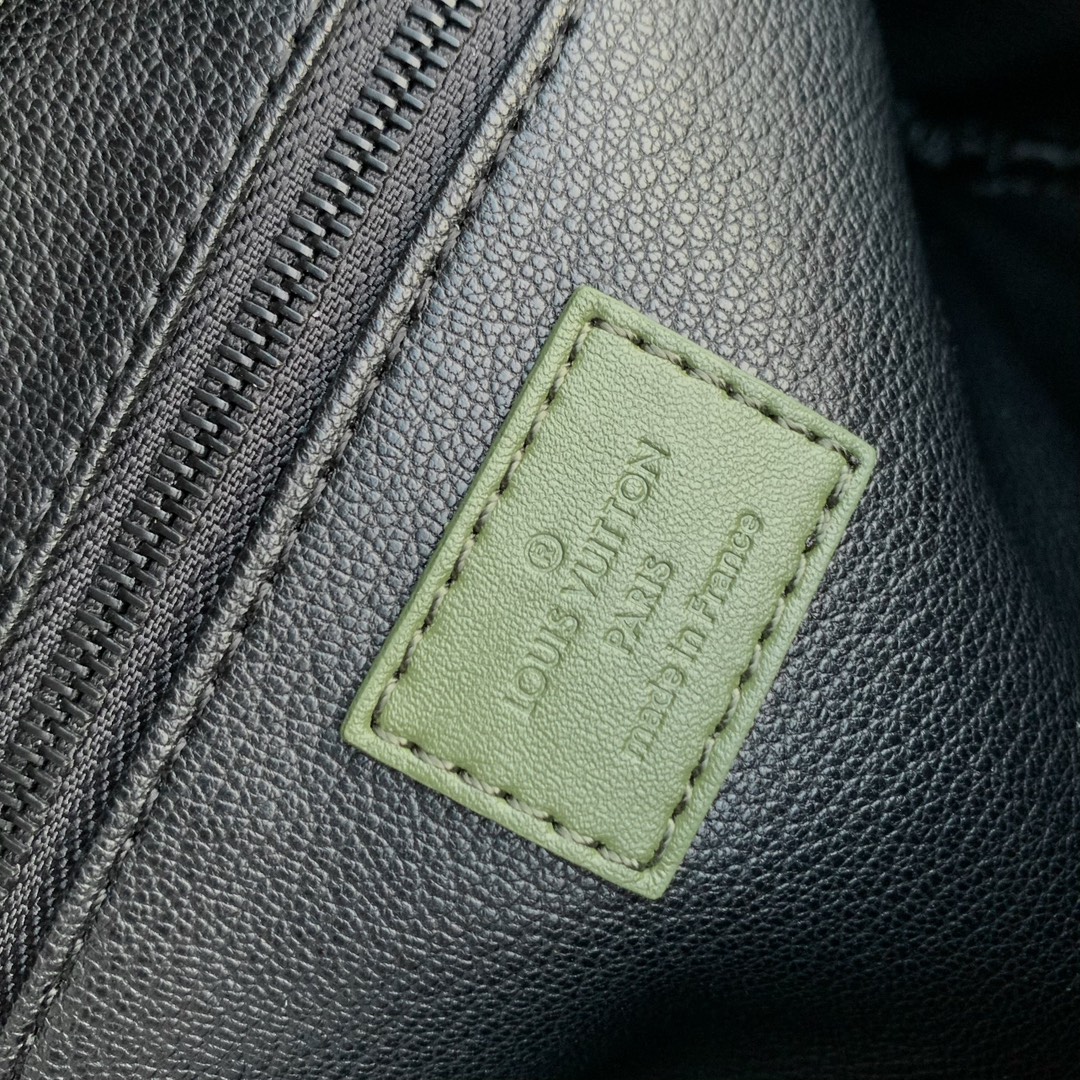 l**is V*t*n locker dopp kit pouch -28 x 15 x 16.5cm