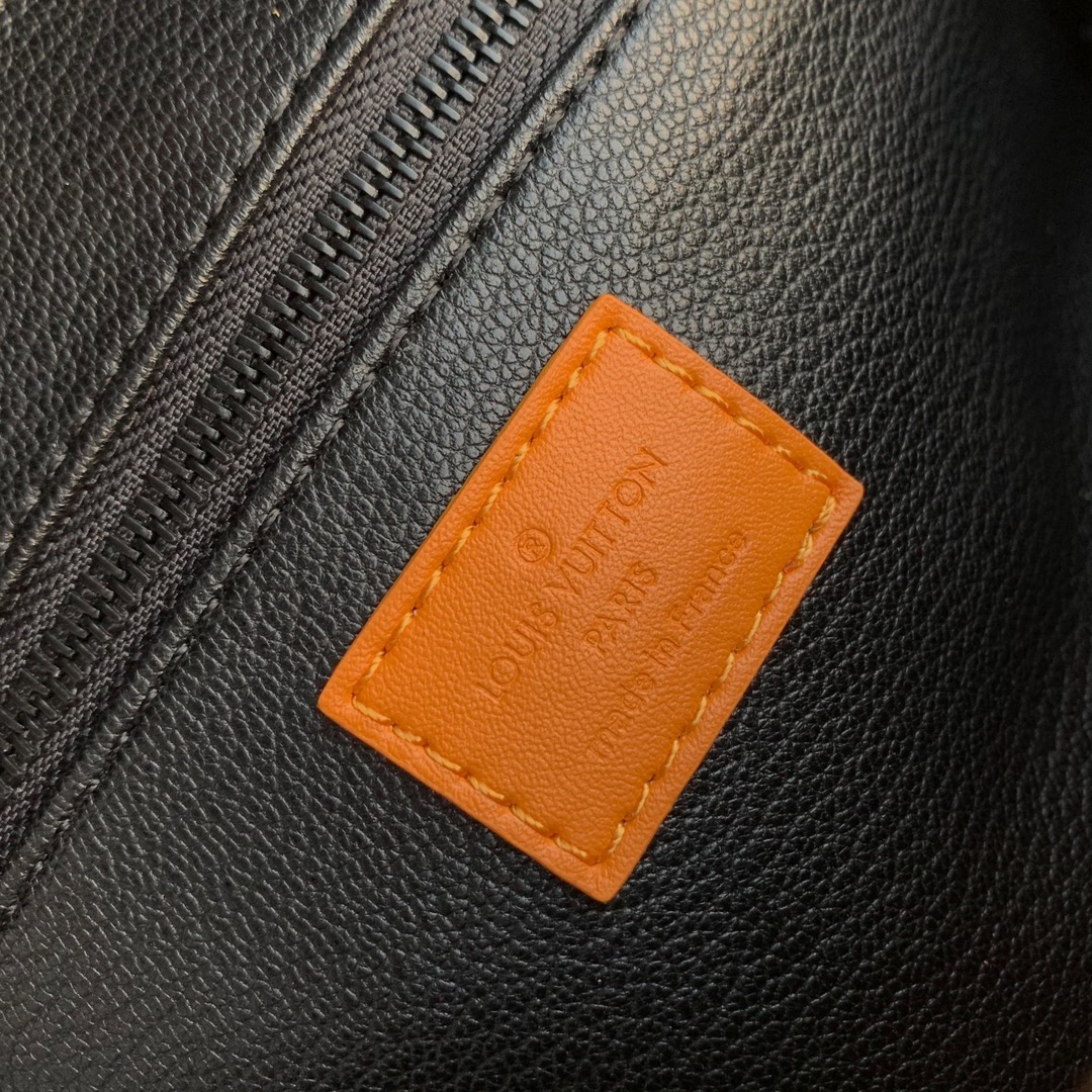 l**is V*t*n locker dopp kit pouch -28 x 15 x 16.5cm