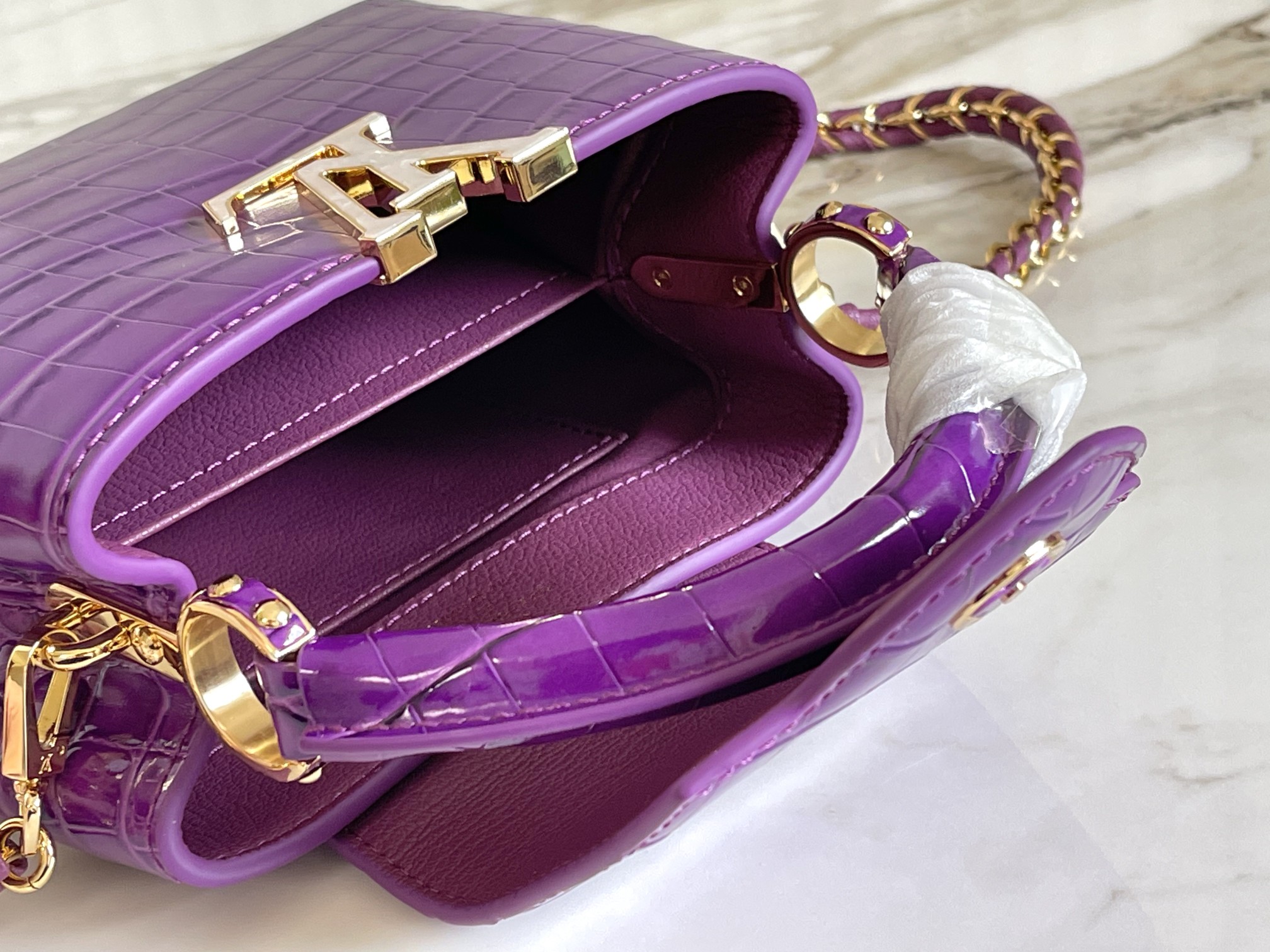 l**is V*t*n capucines handlebag