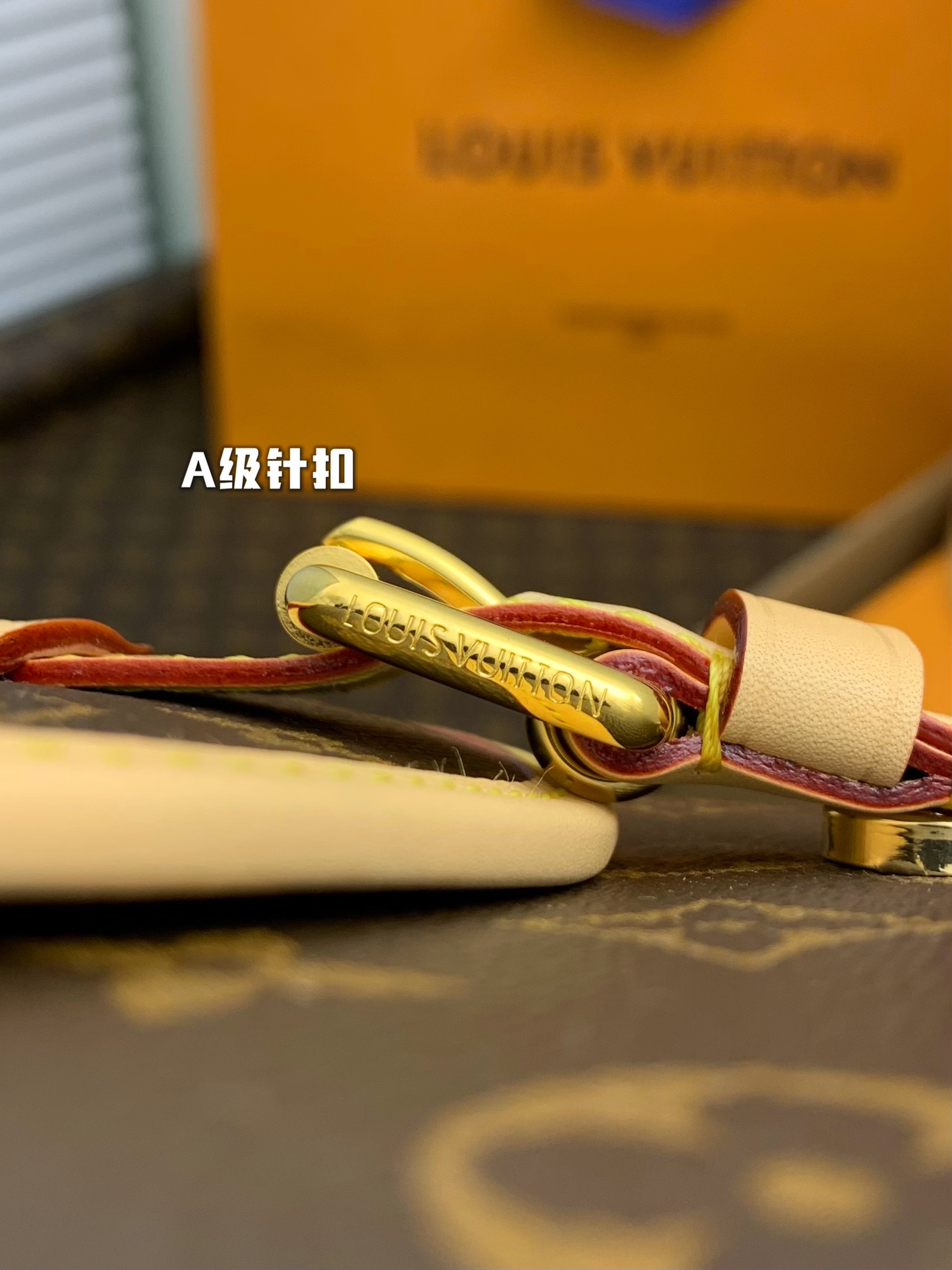 l**is V*t*n saumur bb-20 x 16 x 7.5cm