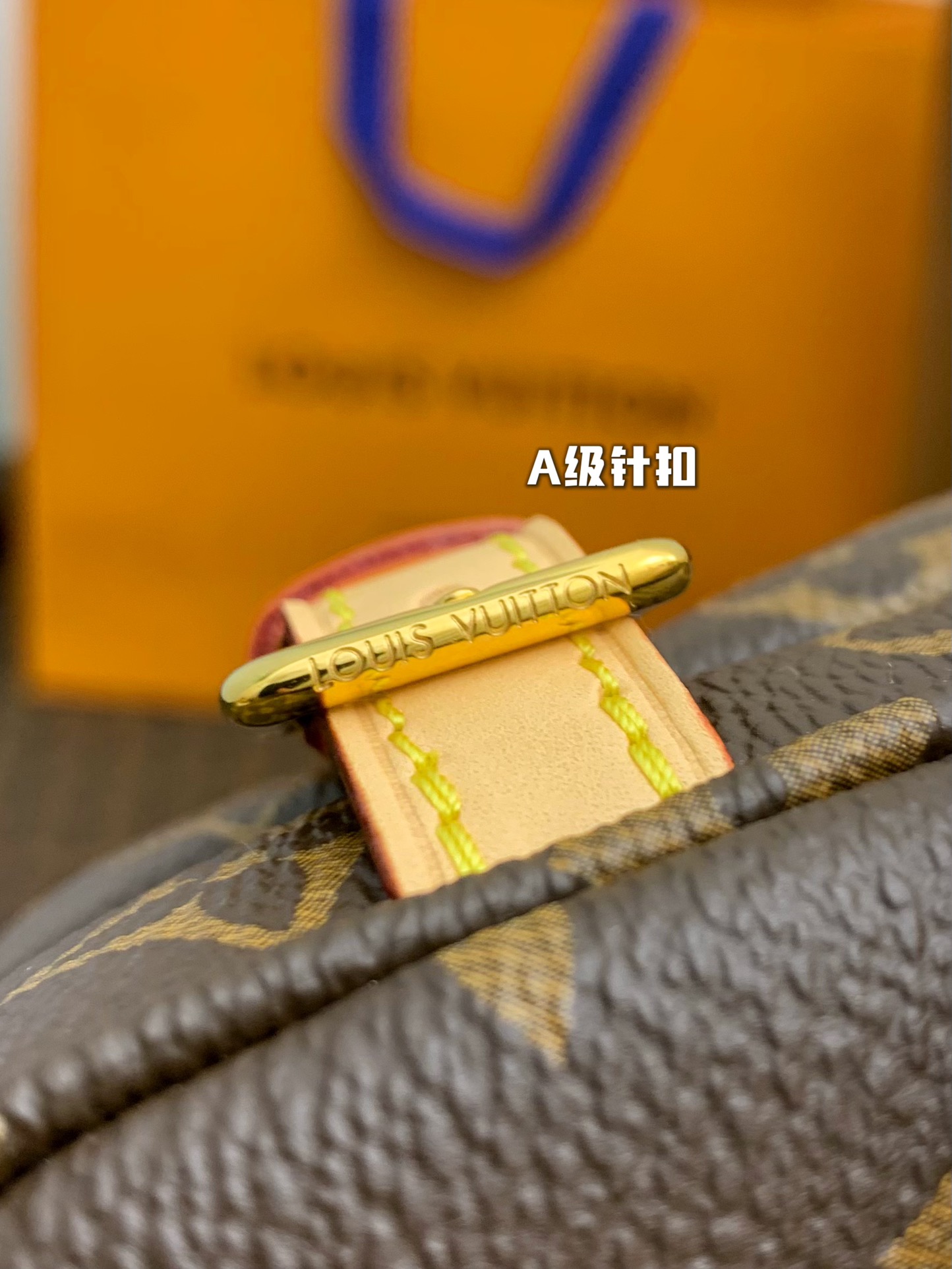 l**is V*t*n saumur bb-20 x 16 x 7.5cm