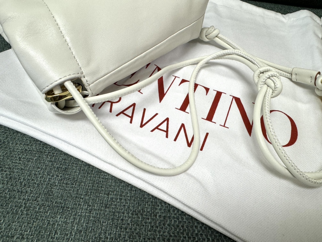 Valentino Garavani Vlogo Pouf Bag-20x17x8CM