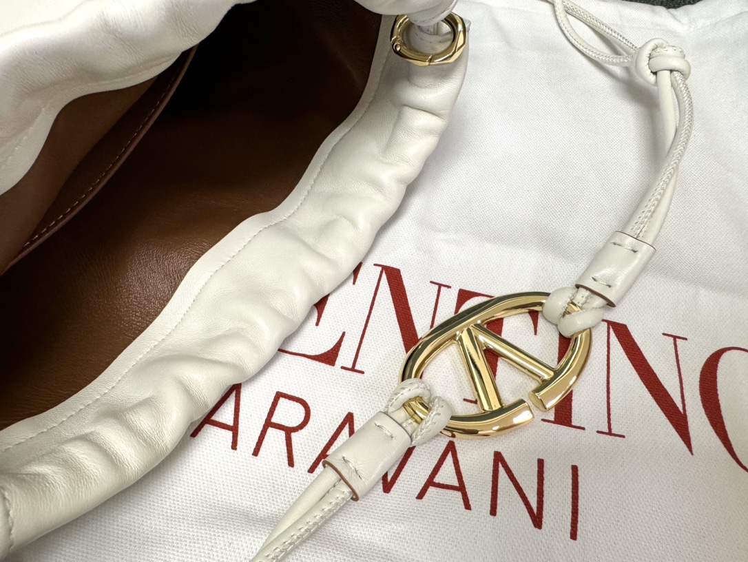 Valentino Garavani Vlogo Pouf Bag-20x17x8CM