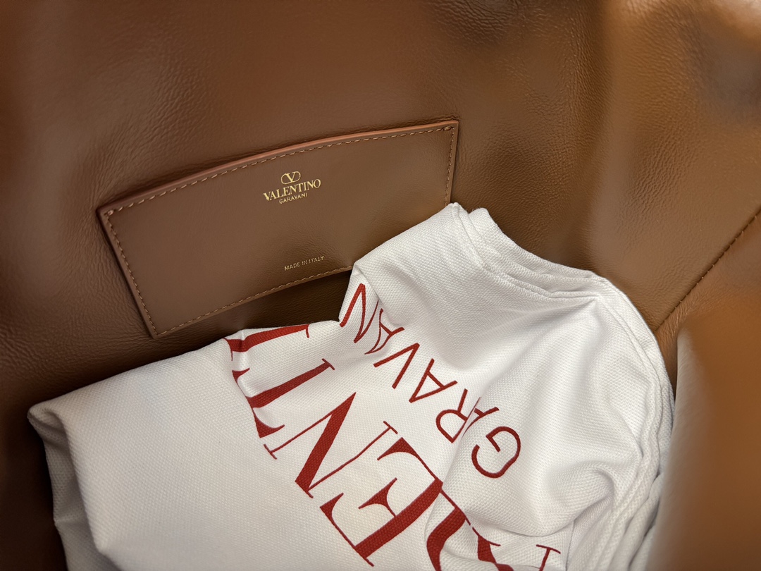 Valentino Garavani Vlogo Pouf Bag-23x19x14CM