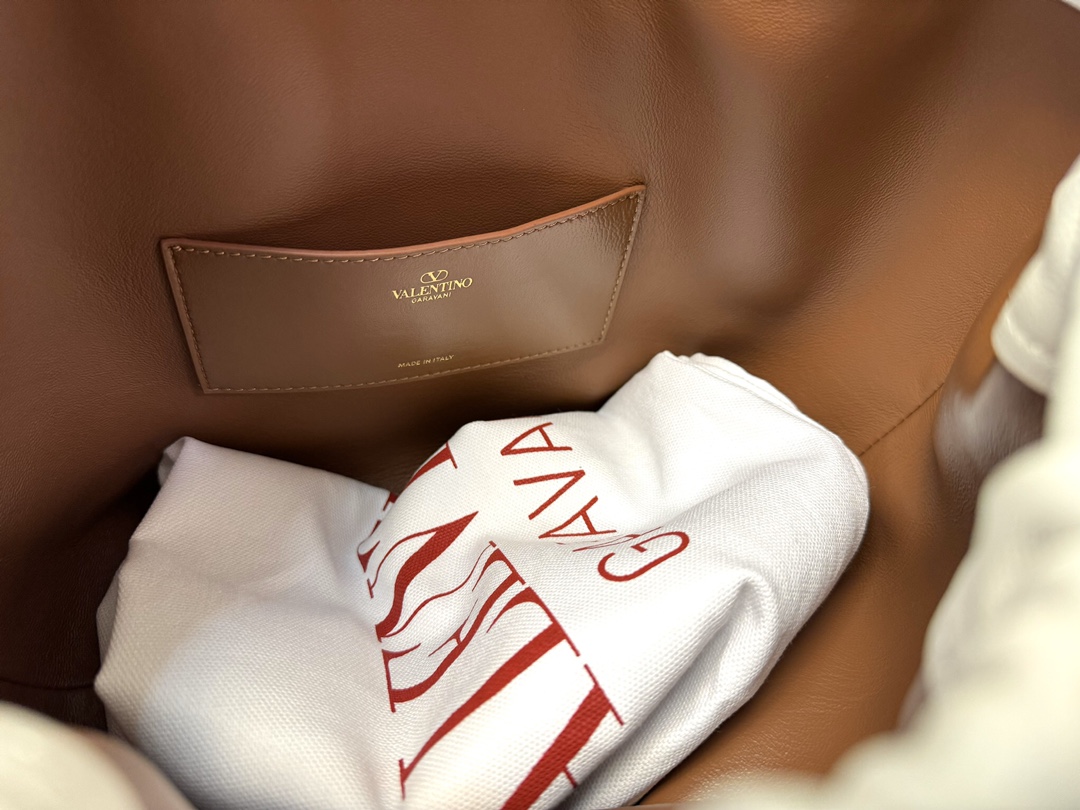 Valentino Garavani Vlogo Pouf Bag-23x19x14CM