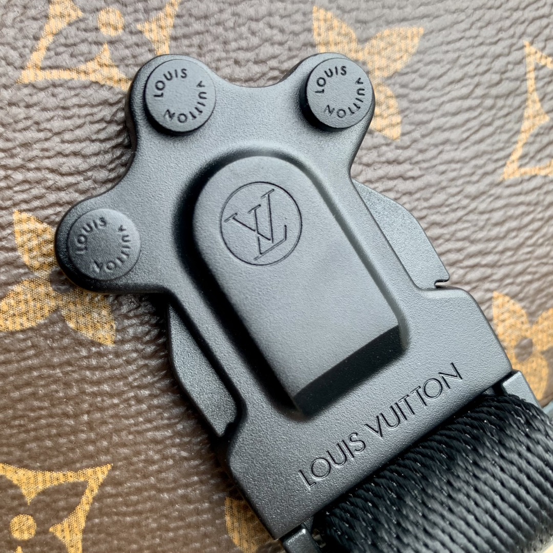 l**is V*t*n quest messenger bag-m46973-18 x 18 x 10cm