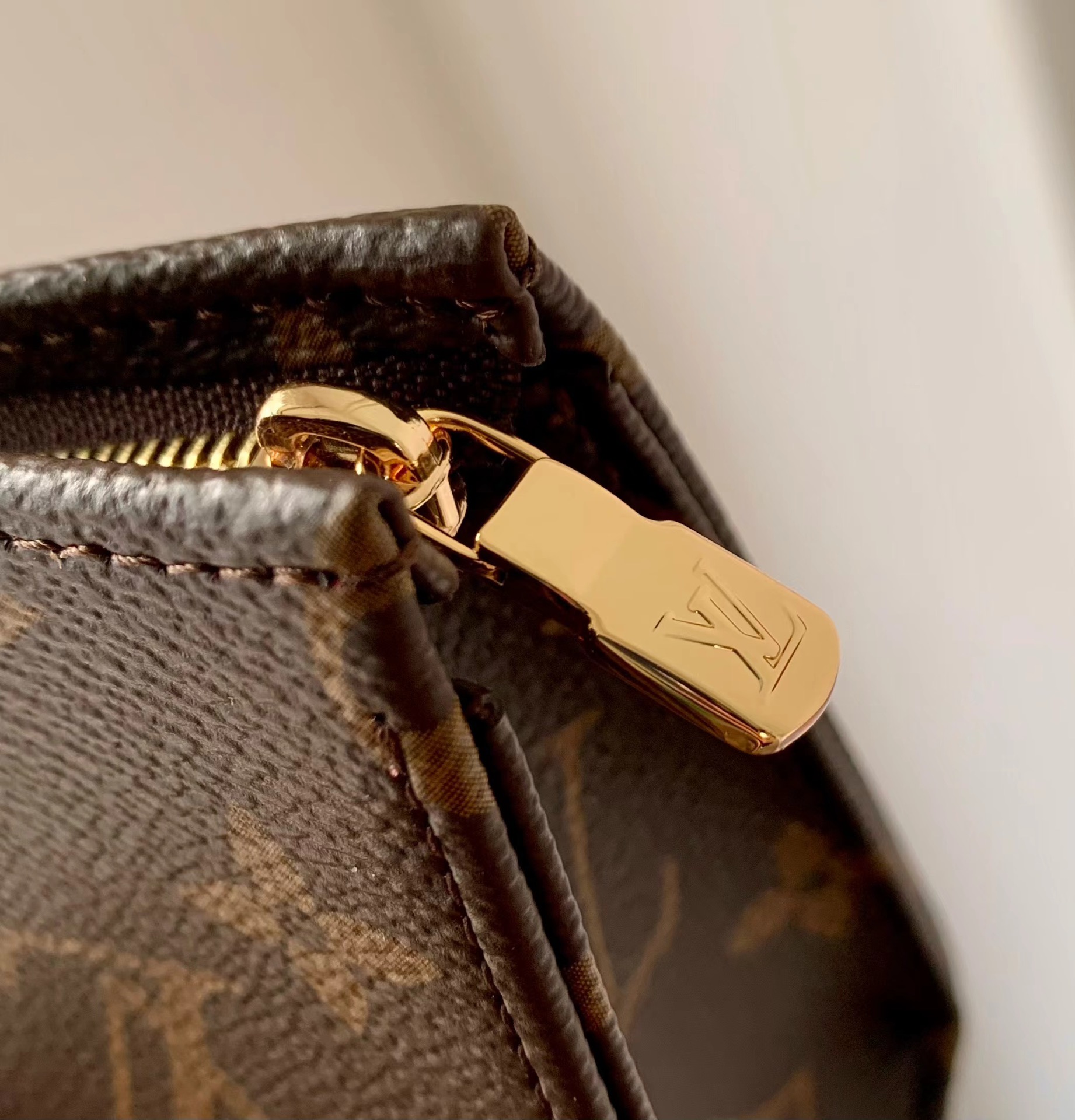 l**is V*t*n comestic bag-m47195-25 x 20 x 5.5cm