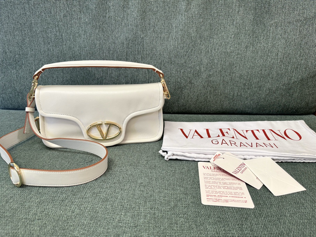 Valentino Vlogo Signature Bag-26*1399CM