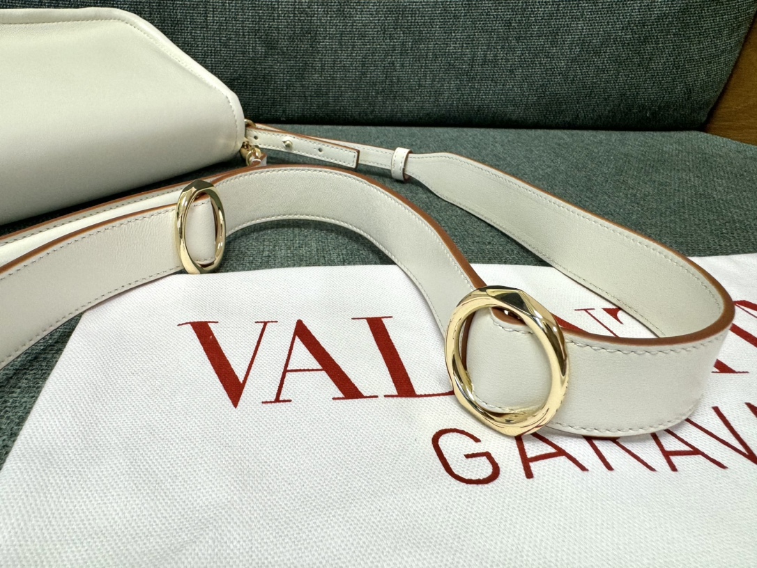 Valentino Vlogo Signature Bag-26*1399CM