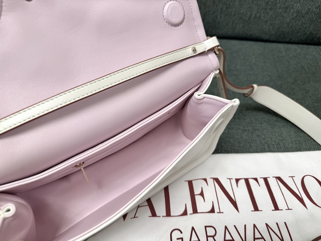 Valentino Vlogo Signature Bag-26*1399CM