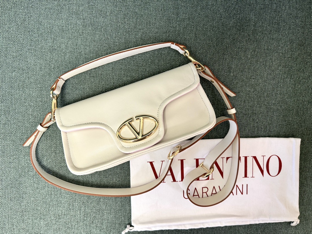 Valentino Vlogo Signature Bag-26*1399CM