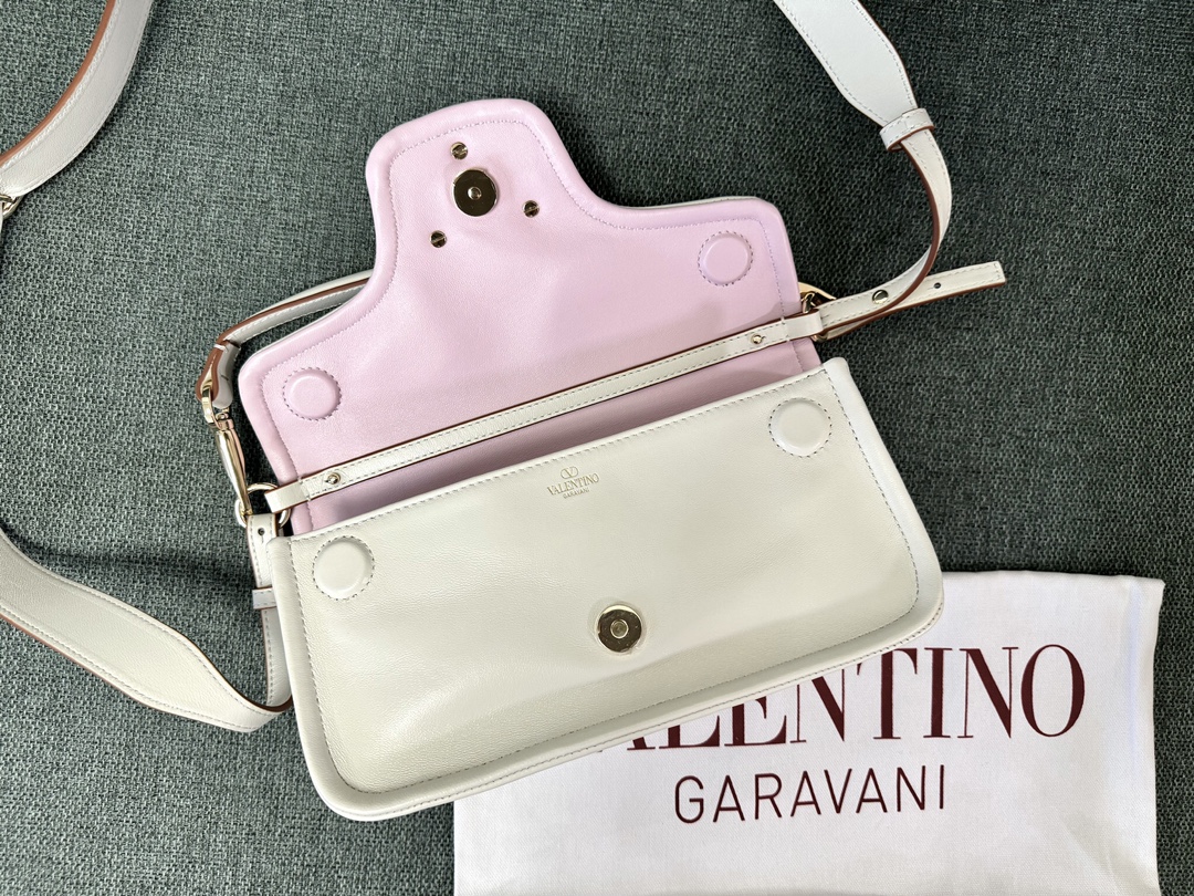 Valentino Vlogo Signature Bag-26*1399CM