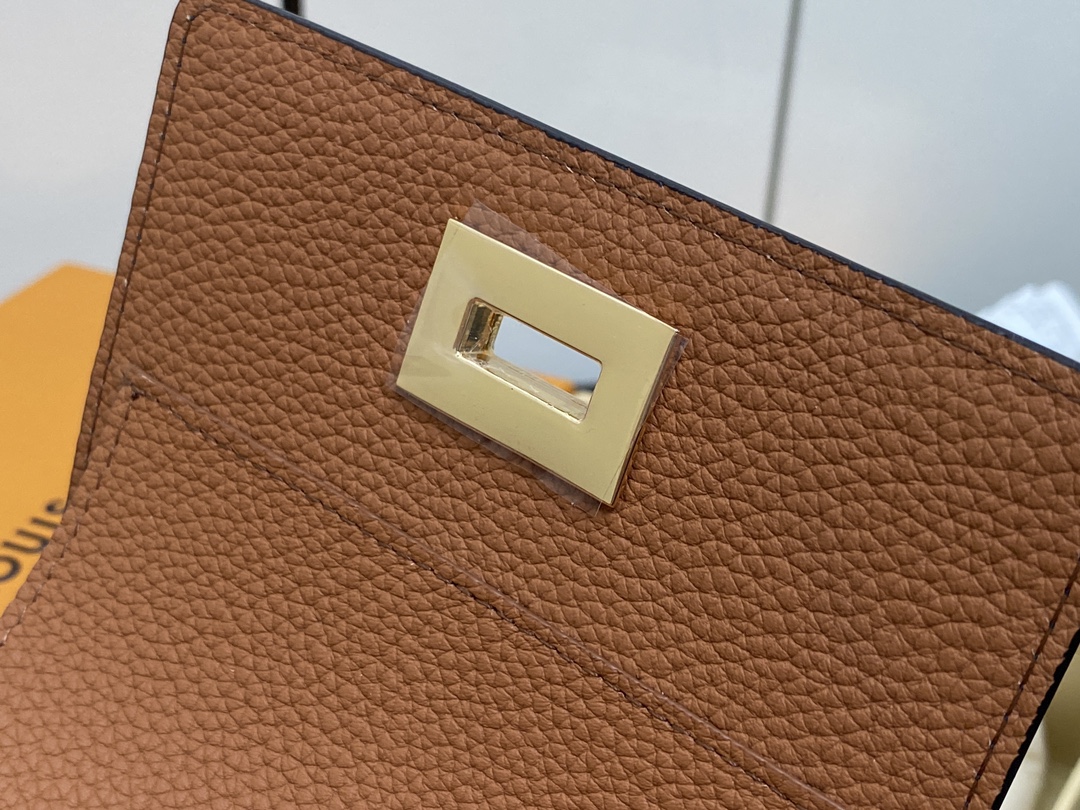 l**is V*t*n victorine on my side12*9.5*2.5cm