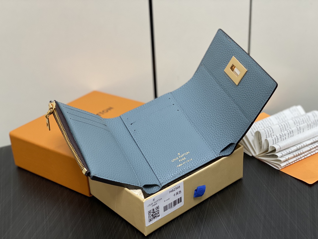 l**is V*t*n victorine on my side12*9.5*2.5cm