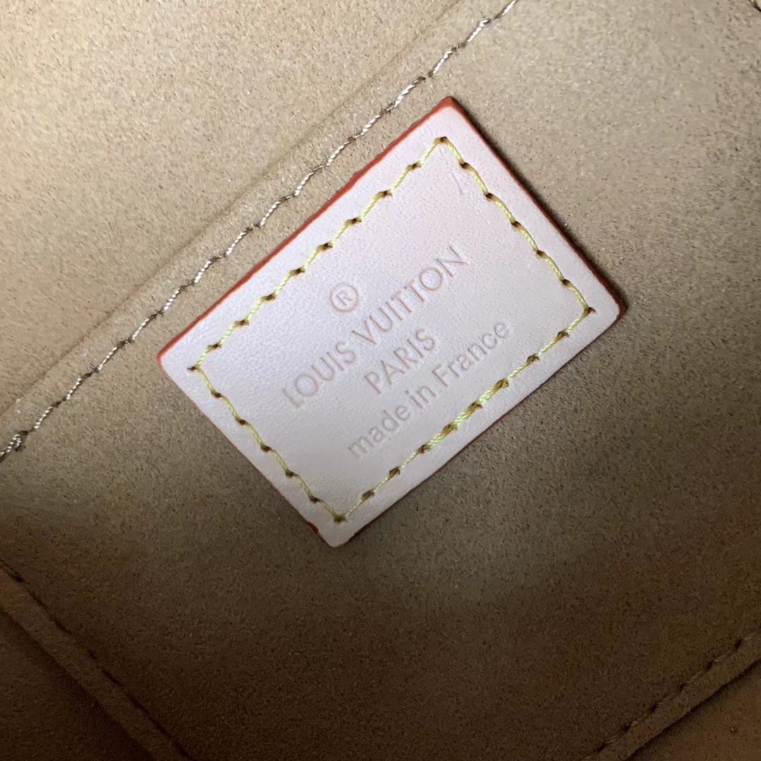 l**is V*t*n just in case bag-m47096-13 x 14 x 11.5cm