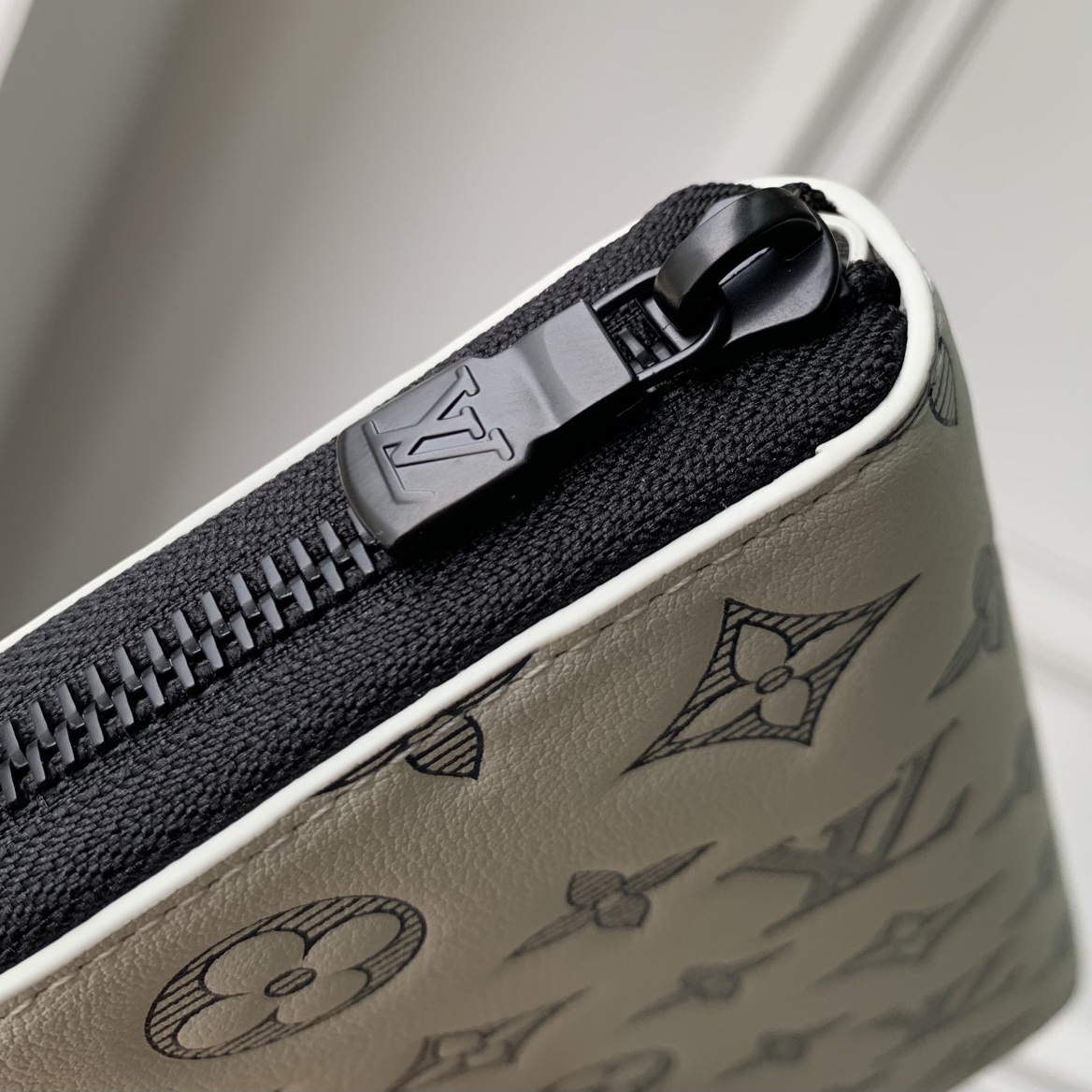 l**is V*t*n zippy wallet n40675-10 x 20 x 2cm