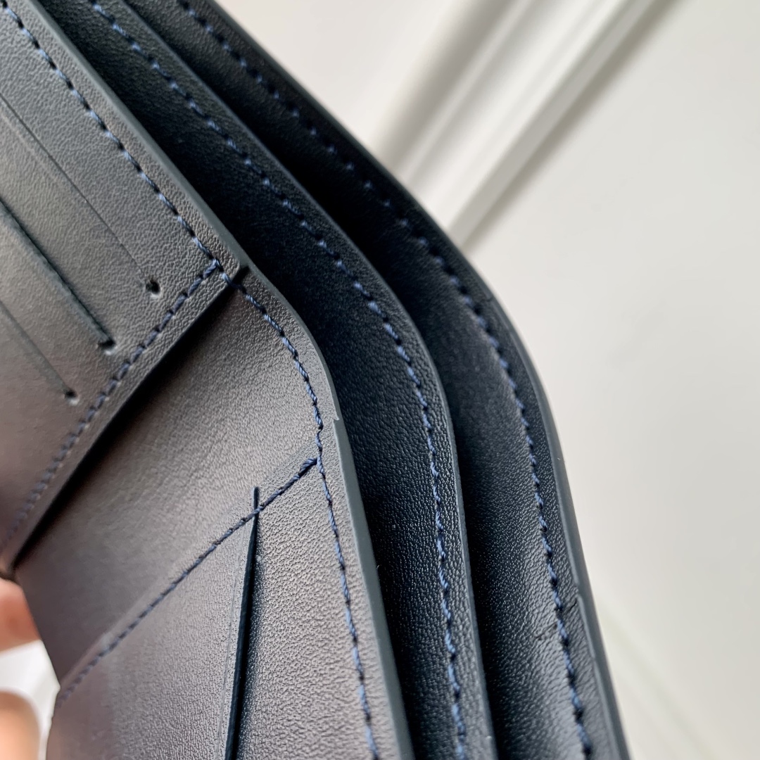 l**is V*t*n multiple wallet-m61695-11.5 x 9 x 1.5 cm