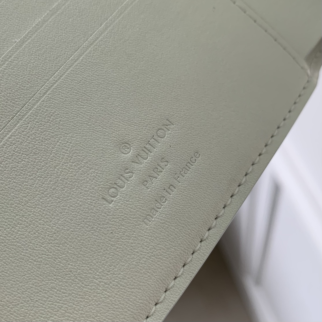 l**is V*t*n multiple wallet-m61695-11.5 x 9 x 1.5 cm