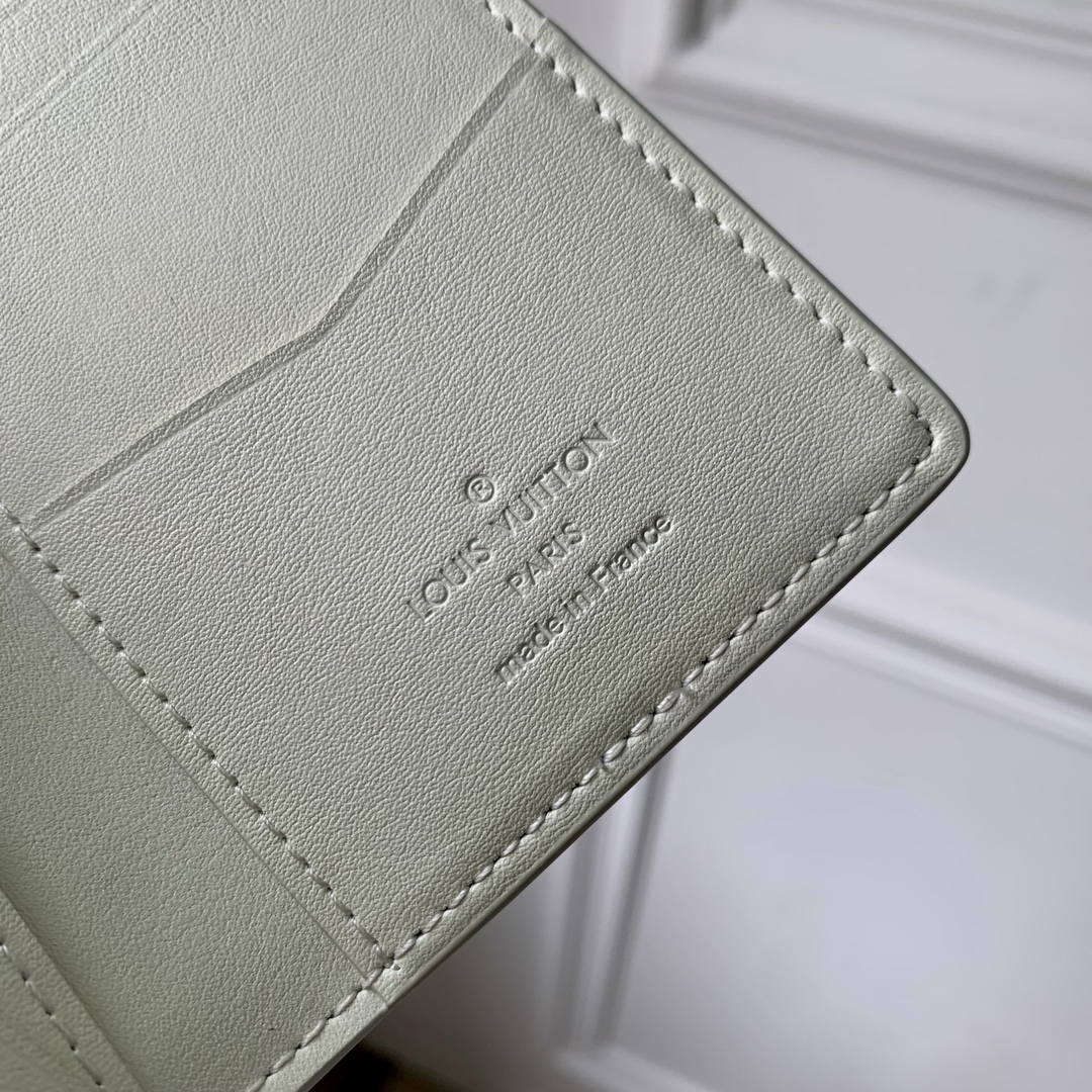 l**is V*t*n wallet m61696