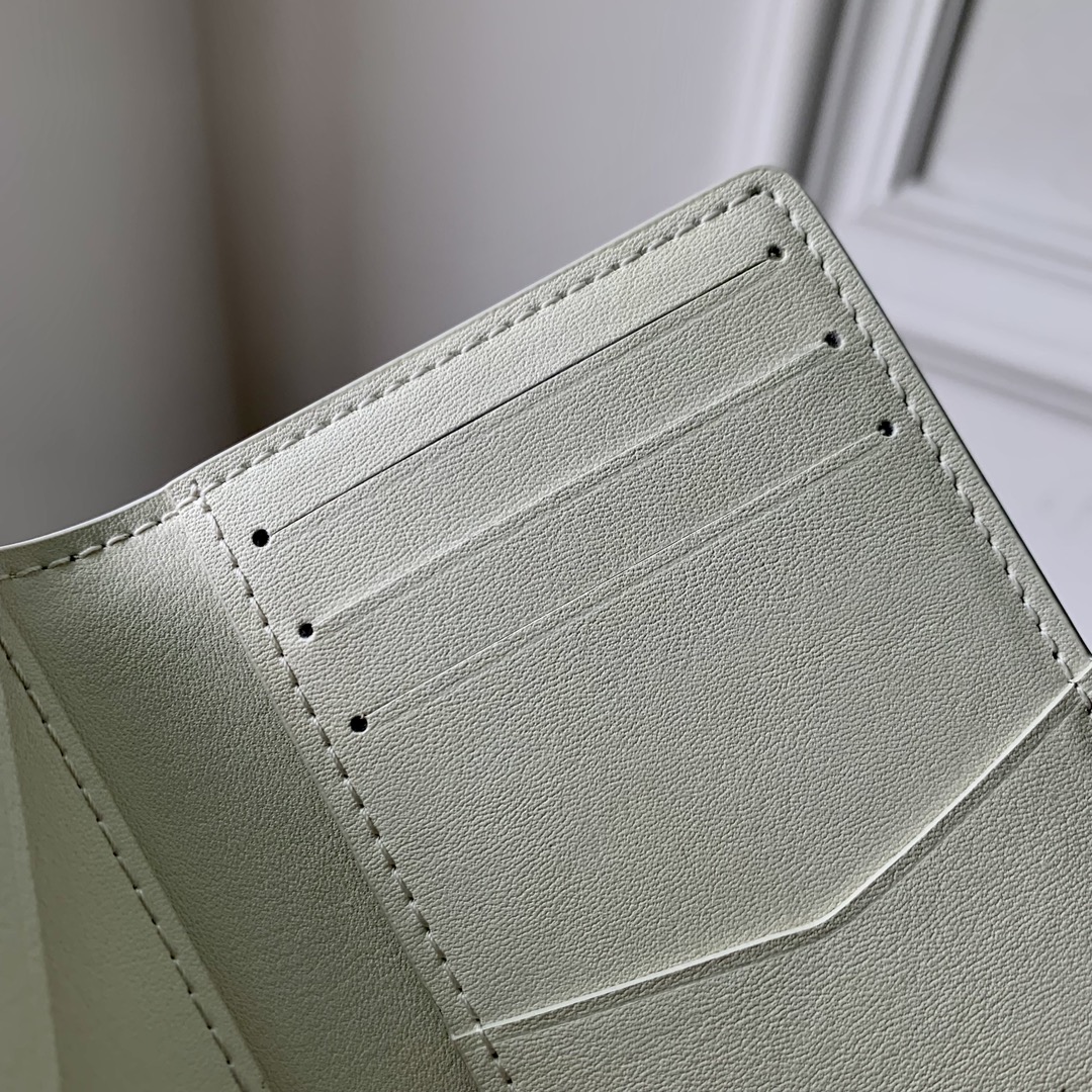 l**is V*t*n wallet m61696