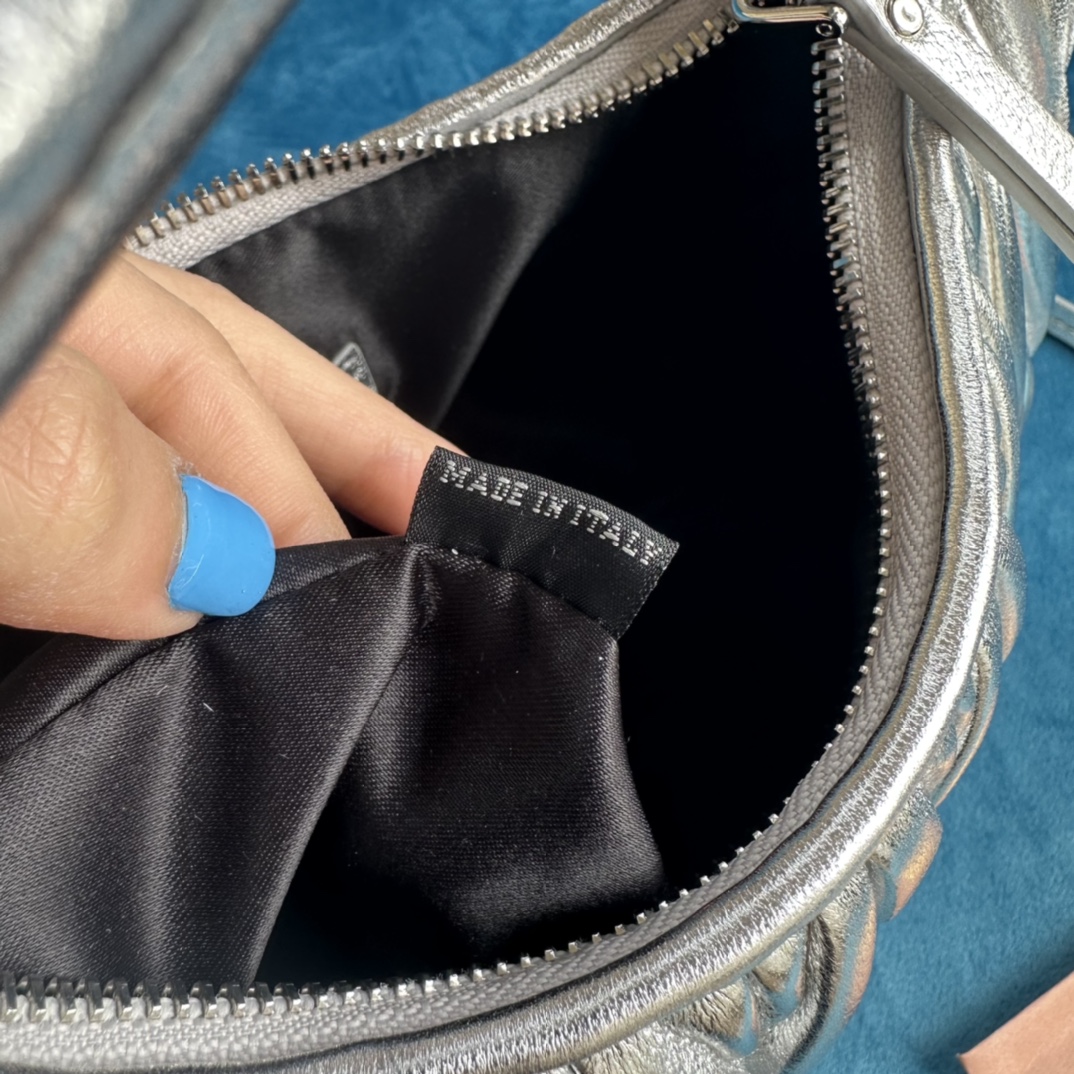 MiuMiu Wander Hobo Bag-23X13X7CM