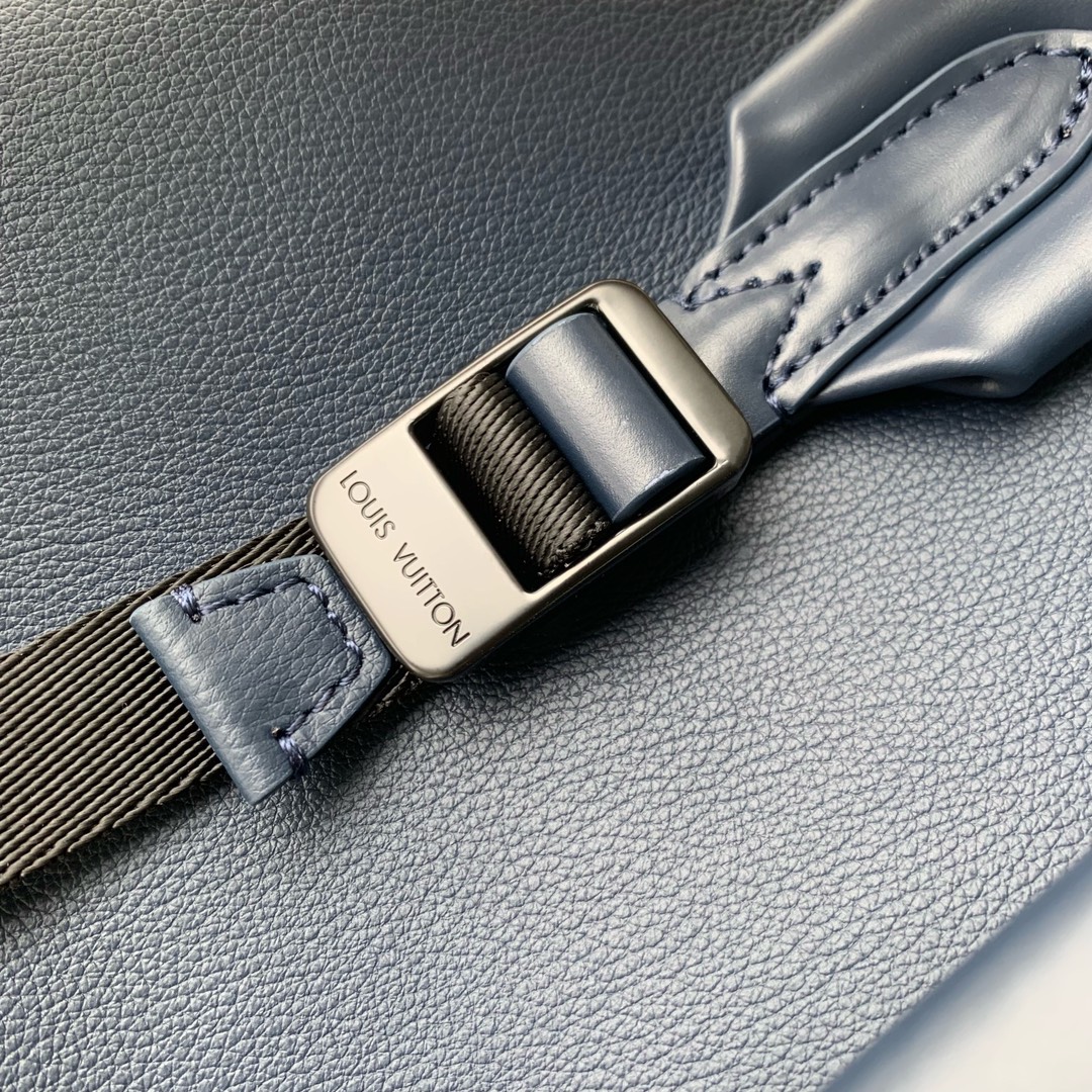 l**is V*t*n discovery backpsck-m31033-29*38*20cm